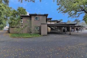 a house with a large driveway in front of it at Palo Alto 2br w laundry nr shopping center SFO-1651 in San Francisco