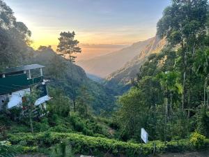 vista su una valle in montagna di Beyond Nomad Luxury Hostel a Ella
