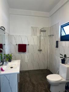 un bagno bianco con un water e un lavandino di Beyond Nomad Luxury Hostel a Ella