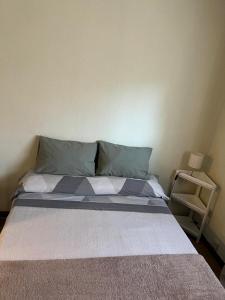 Cama o camas de una habitación en Madrid