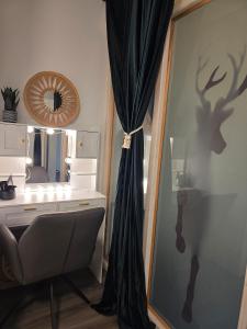 Habitación con espejo y escritorio con cortina. en Ferienwohnung Traumblick, en Bestwig