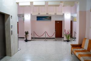 a lobby with a waiting room with pink walls at Comfort Hotel in Djibouti