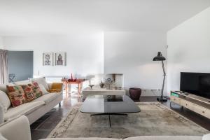 een woonkamer met een bank en een tafel bij Vila D`Obidos in Casal da Lagoa Seca