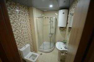 Koupelna v ubytování BATUMi WELLCOME ORBI APART HOTEL + 12 fotografií