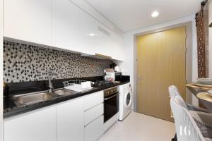 Kuchyň nebo kuchyňský kout v ubytování Sky-High Aykon City Studio