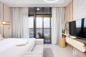 Postel nebo postele na pokoji v ubytování Sky-High Aykon City Studio + 11 fotografií