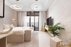 TV a/nebo společenská místnost v ubytování Sky-High Aykon City Studio