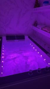Cette chambre violette comprend un bain à remous. dans l'établissement Hébergement jacuzzi très silencieux, à Deuil-la-Barre