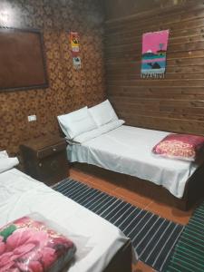 Postel nebo postele na pokoji v ubytování على عمر جبه