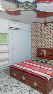 Katil atau katil-katil dalam bilik di Narsingh Sadan Home Stay