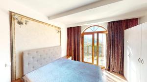Un pat sau paturi într-o cameră la Vila Daria 3