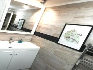 un baño con lavabo y espejo en Luxurious Home Tottenham Court Road CharingCross Leicester Square, en Londres