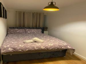 Un dormitorio con una cama con dos toallas encima. en Luxurious Home Tottenham Court Road CharingCross Leicester Square, en Londres 14 fotos más