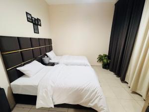 Postel nebo postele na pokoji v ubytování Landtech Vacation Homes - Baniyas Square