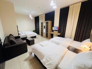 Postel nebo postele na pokoji v ubytování Landtech Vacation Homes - Baniyas Square