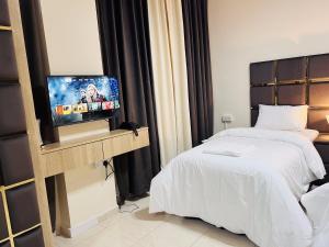 Postel nebo postele na pokoji v ubytování Landtech Vacation Homes - Baniyas Square