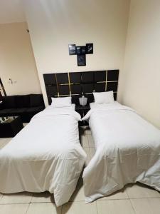 Postel nebo postele na pokoji v ubytování Landtech Vacation Homes - Baniyas Square