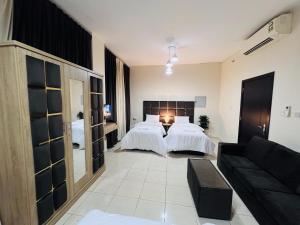 Postel nebo postele na pokoji v ubytování Landtech Vacation Homes - Baniyas Square