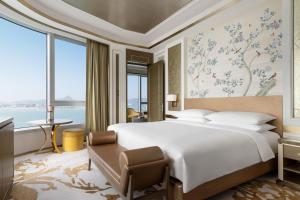 Ліжко або ліжка в номері Sheraton Hong Kong Tung Chung Hotel