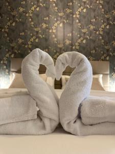 a pile of towels sitting on top of a bed at Attraktives City-Apartment No5 in Bremen