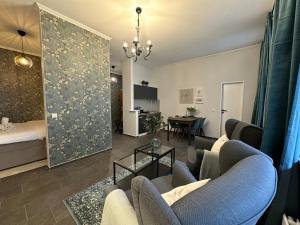 a living room with a couch and a bed at Attraktives City-Apartment No5 in Bremen