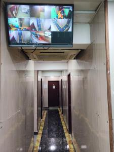 En TV eller et underholdningssystem på KK HOTEL -Hostel RECEPTION 10TH FLOOR BLOCK D CHUNG KING MANSION 40NATHAN ROAD TSIM SHA TSUI