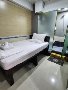En eller flere senger på et rom på KK HOTEL -Hostel RECEPTION 10TH FLOOR BLOCK D CHUNG KING MANSION 40NATHAN ROAD TSIM SHA TSUI