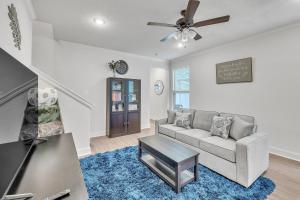 サンアントニオにあるModern 3BR in Gated Community Near JBSA & SeaWorld Duplexのソファと天井ファンのあるリビングルーム +30枚の写真