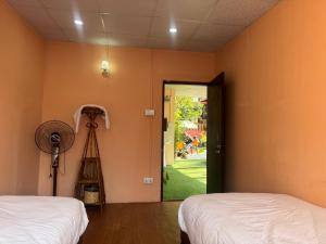 Cama ou camas em um quarto em Birds Nest Hostel