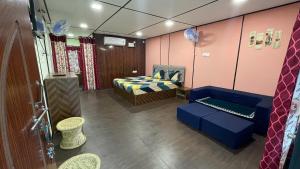 a room with a bed and a couch in a room at Vididillu in Pāloncha