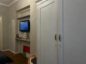 Televízia a/alebo spoločenská miestnosť v ubytovaní Art apartment on Rynok Square