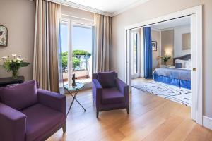 Кровать или кровати в номере Cala del Porto Punta Ala - Preferred Hotels +37 фотографий