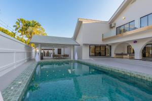 ein Swimmingpool im Hinterhof eines Hauses in der Unterkunft T M L- Grand Villa 6 Bedroom 8 Bathroom in Ban Bung