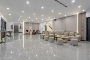 ein großes Wohnzimmer mit Sofas und einem Tisch in der Unterkunft T M L- Grand Villa 6 Bedroom 8 Bathroom in Ban Bung + 96 Fotos