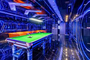 ein Spielezimmer mit einem Billardtisch. in der Unterkunft T M L- Grand Villa 6 Bedroom 8 Bathroom in Ban Bung