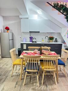 巴库里阿尼Eco Cottage BaBi的厨房配有桌子和四把椅子