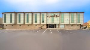 un estacionamiento frente a un gran edificio en فندق تاج الحمراء Taj Al Hamra Hotel, en Riad