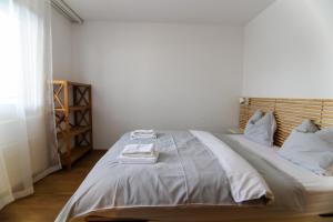 Un dormitorio con una cama con dos toallas encima. en Rothornblick 50 by Arosa Holiday, en Arosa