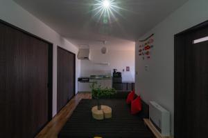 Η κουζίνα ή μικρή κουζίνα στο Tomarigi Perch とまりぎ - Kawaguchiko Station 10 minutes on Foot, 5 Double Bedding, 10 PAX, Convenience Store 4 minutes on Foot, Kawaguchiko Bus 9 minutes, Fuji-Q Highland 1 stop, A Quiet Inn Surrounded by Nature with Views of Mount Fuji +65 φωτογραφίες