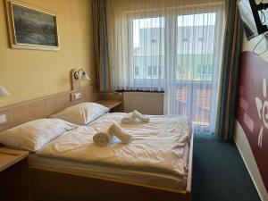 Postel nebo postele na pokoji v ubytování HOTEL RAJSKY