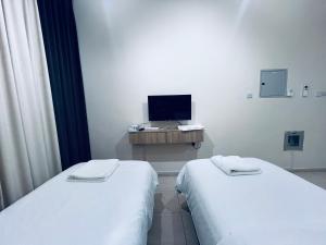Postel nebo postele na pokoji v ubytování Landtech Vacation Homes - Baniyas Square