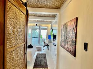 TV a/nebo společenská místnost v ubytování Villa Prana North Siargao room 2