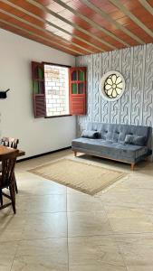 a living room with a couch and a table at Casa na Praia do Morro Grande e Muito Arejada in Guarapari +32 photos