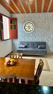 a living room with a table and a couch at Casa na Praia do Morro Grande e Muito Arejada in Guarapari