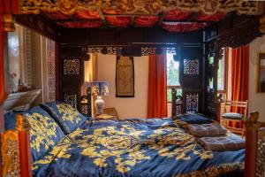 una camera da letto con un letto con un piumone blu di Netherbrae a Edimburgo