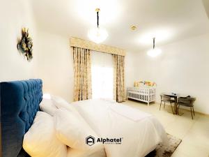 Stylish 3-bedroom plus Maid room - Villa in JVC - Dubai客房内的一张或多张床位