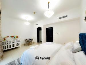 Stylish 3-bedroom plus Maid room - Villa in JVC - Dubai客房内的一张或多张床位