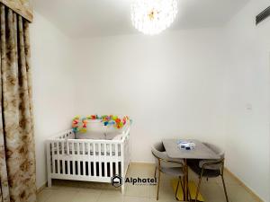 Stylish 3-bedroom plus Maid room - Villa in JVC - Dubai客房内的一张或多张床位