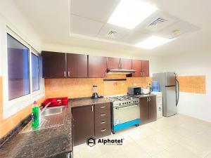 Stylish 3-bedroom plus Maid room - Villa in JVC - Dubai的厨房或小厨房