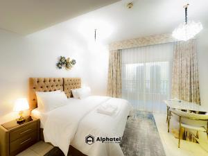 Stylish 3-bedroom plus Maid room - Villa in JVC - Dubai客房内的一张或多张床位